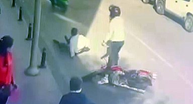 Motosikletin yayaya çarpma anı kameraya yansıdı