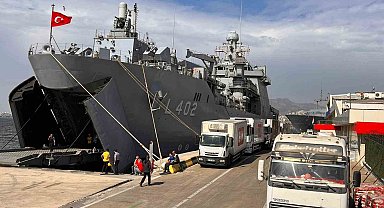 MSB: "TCG Bayraktar amfibi gemimiz insani yardım malzemelerini Libya'ya ulaştırdı"