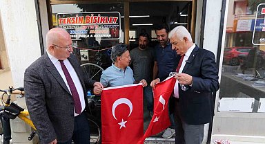Muğla Büyükşehir 20 Bin Türk bayrağı dağıttı