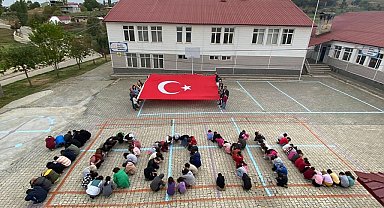 Mutki'de öğrenciler 100 yıl koreografi gösterisi