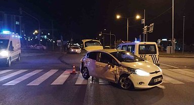 Niğde'de otomobiller çarpıştı: 3 yaralı