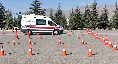 Niğde'de Uygulamalı Ambulans Sürüş Güvenliği Eğitimi Verildi