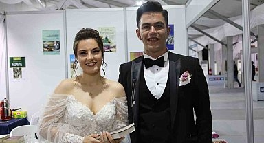 Nikah sonrası soluğu kitap fuarında aldılar