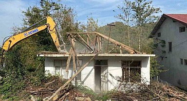 O ilçede yıkılan bina sayısı 123 oldu