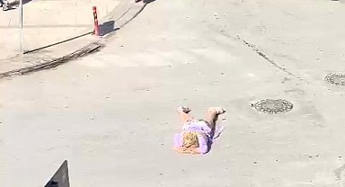 O kadın hastaneden kaçıp yine kendini araçların önüne attı