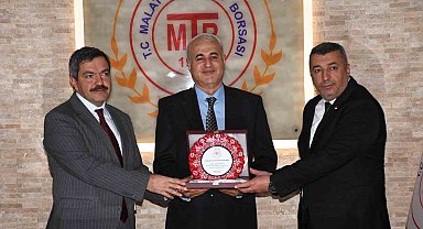 Ödül alan 'Malatya Kayısısı' kitabında emeği geçenlere plaket