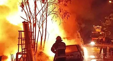 Odun deposunda çıkan yangında 30 ton tahta ve 1 otomobil yandı