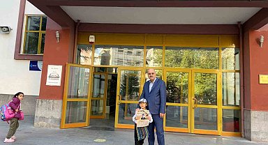 Öğrenciler Cumhuriyet'in ilanını duyuran gazete dağıttı