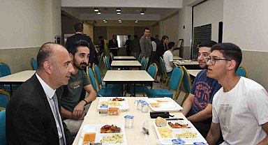 Öğrenciler ilk yemeği Rektör Kelleş'le beraber yedi