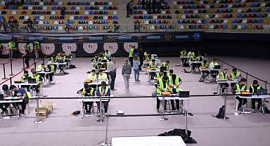 Öğrenciler tasarladıkları robotları yapmak için ter döktü