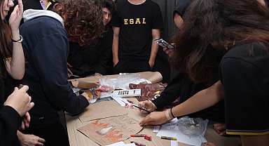 Öğrenciler Tomris Uyar'ı drama atölyesinde tanıdı