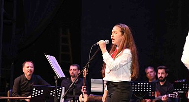 Öğrencilerin 100. yıl konseri ayakta alkışlandı