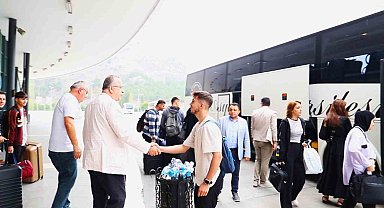 Öğrencilerini otogarda karşılayan rektör, yurda üniversitenin otobüsüyle gitmelerini sağladı