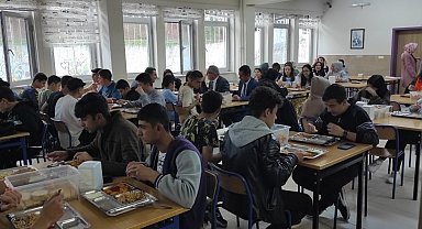 Öğrencilerle yemek yedi