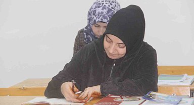 Öğrenmenin yaşı yok dediler, şimdi çocuklarının okuduğu sıralarda okuma yazma öğreniyorlar