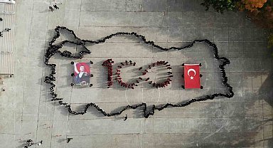Öğretmen ve öğrencilerin 100'ncü yıl koreografisi nefes kesti