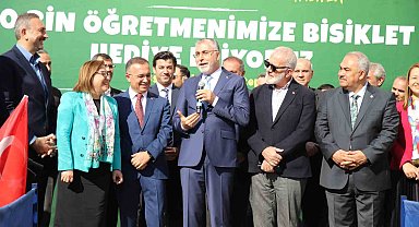 Öğretmenlere bisiklet dağıtan Bakan Işıkhan'ın, Fatma Şahin'den talebi güldürdü