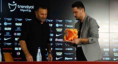 Okan Buruk'a sürpriz doğum günü