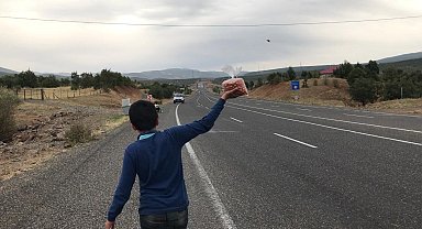 Okul harçlıklarını çıkarmak için yol kenarında 'alıç' satıyorlar