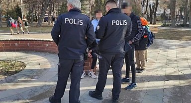 Okul önlerinde polis denetimi sürüyor