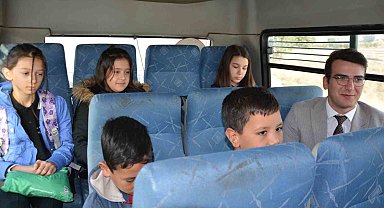 Okul servisinde kaymakamla yolculuk yaptılar