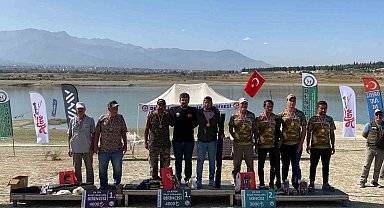 Olta sporcuları en büyük sazanı yakalamak için yarıştı