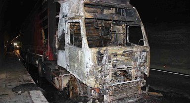 Ordu'da mercimek yüklü tır tünel içerisinde alevlere teslim oldu