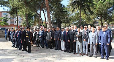 Osmaneli 'de Cumhuriyet coşkusu çelenk sunumu ile başladı