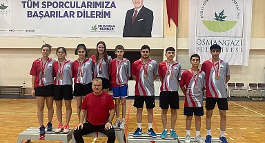 Osmangazi Badminton takımının şampiyonluk sevinci