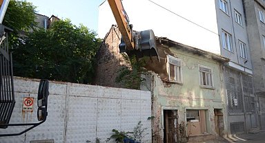 Osmangazi'de tehlike saçan metruk binalar yıkılıyor