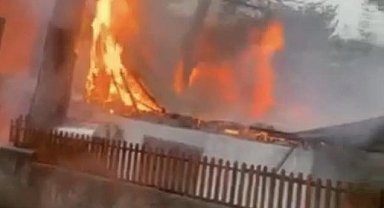 Osmaniye'de ağaca düşen yıldırım evin yanmasına neden oldu