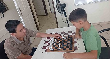 Otizm hastası genç Satranç öğrenerek yaşama tutunuyor