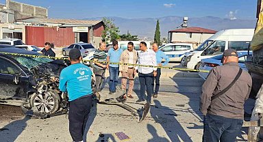 Otomobil, çöp kamyonuna arkadan çarptı: Temizlik işçisi hayatını kaybetti