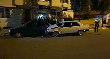 Otomobil park halindeki araca çarptı: 2 yaralı