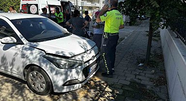Otomobili park ederken kardeşine çarptı