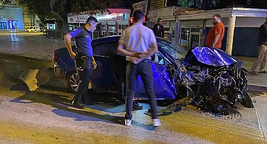 Otomobilin hurdaya döndüğü kazada polis, elleriyle kum dökerek önlem aldı