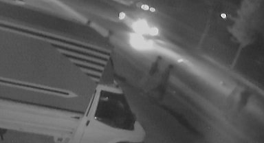 Otomobilin kadına çarpma anı kamerada