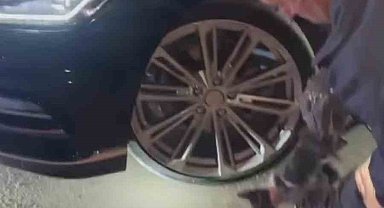 Otomobilin kaputuna giren kedi uzun uğraşlar sonucu çıkartıldı