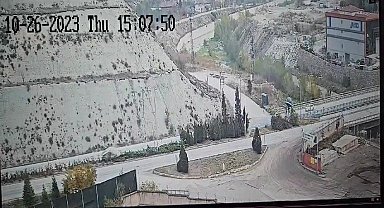 Otomobilin kontrolden çıkıp karşı şeride geçtiği anlar kamerada