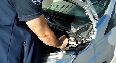 Otomobilin motor kısmına giren kedi kurtarıldı