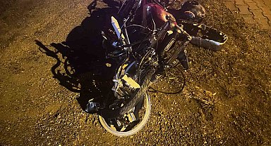 Otomobille çarpışan motosiklet sürücüsü hayatını kaybetti