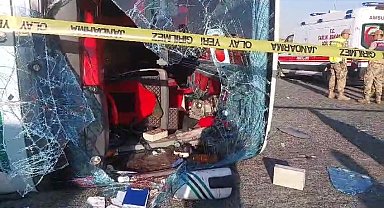 Otomobille çarpışan otobüs devrildi: 1 ölü, 14 yaralı