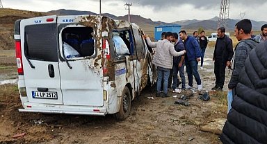 Özalp'ta yolcu minibüsü takla attı: 4 yaralı