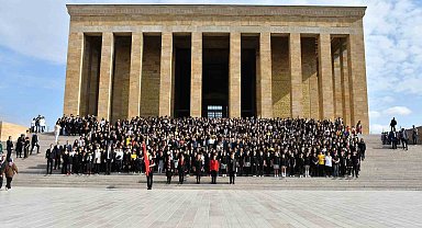 Özel Arı Okulları kuruluşunun 40. yılı nedeniyle Ata'nın huzurunda