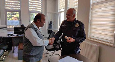 Özel halk otobüsünün şoförü araçta unutulan 6 bin lirayı polise teslim etti