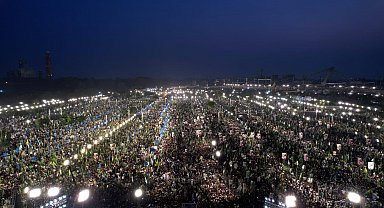 Pakistan'ın sürgündeki eski Başbakanı, yüzbinlerin katıldığı mitingde destekçilerine seslendi
