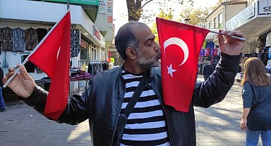 Pakistanlı turistin Türk bayrağı sevgisi