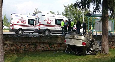 Park halindeki araca çarpan otomobil cami bahçesine uçtu: 11 yaralı