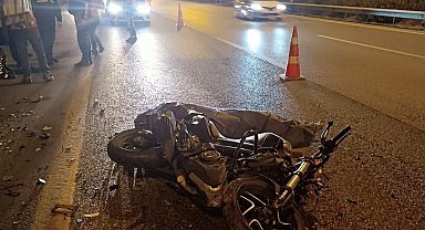 Park halindeki kamyona çarpan motosiklet sürücüsü hayatını kaybetti