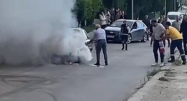 Park halindeki otomobil alev aldı